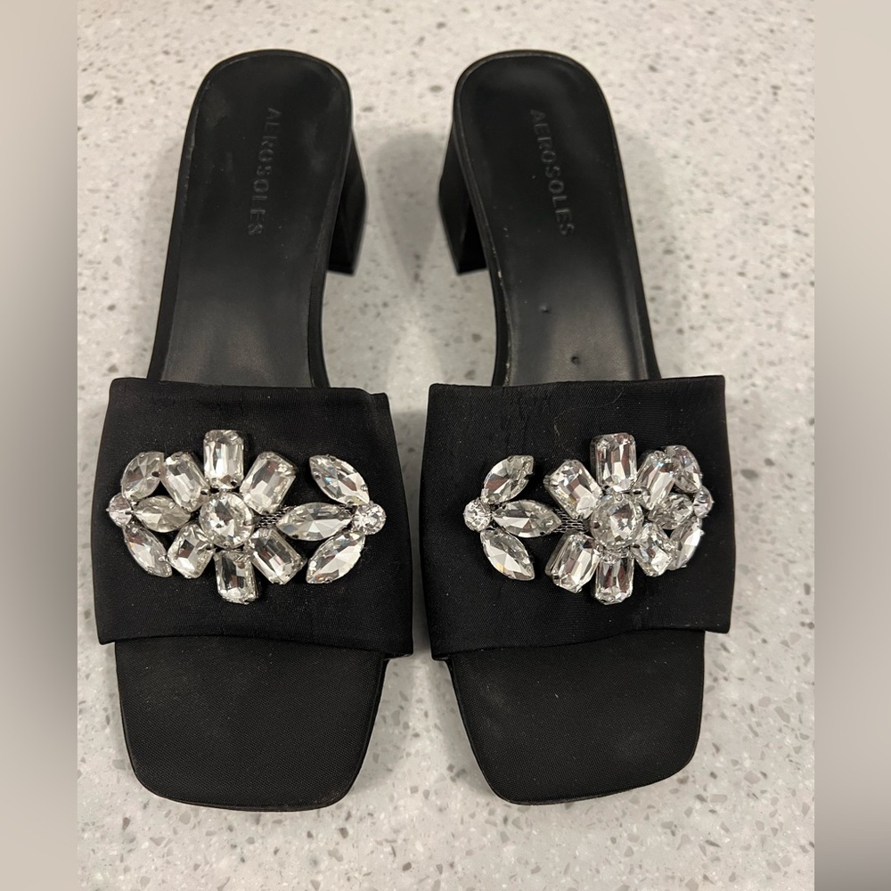 Black Aerosol size 8 dress shoe with 2” block heels.